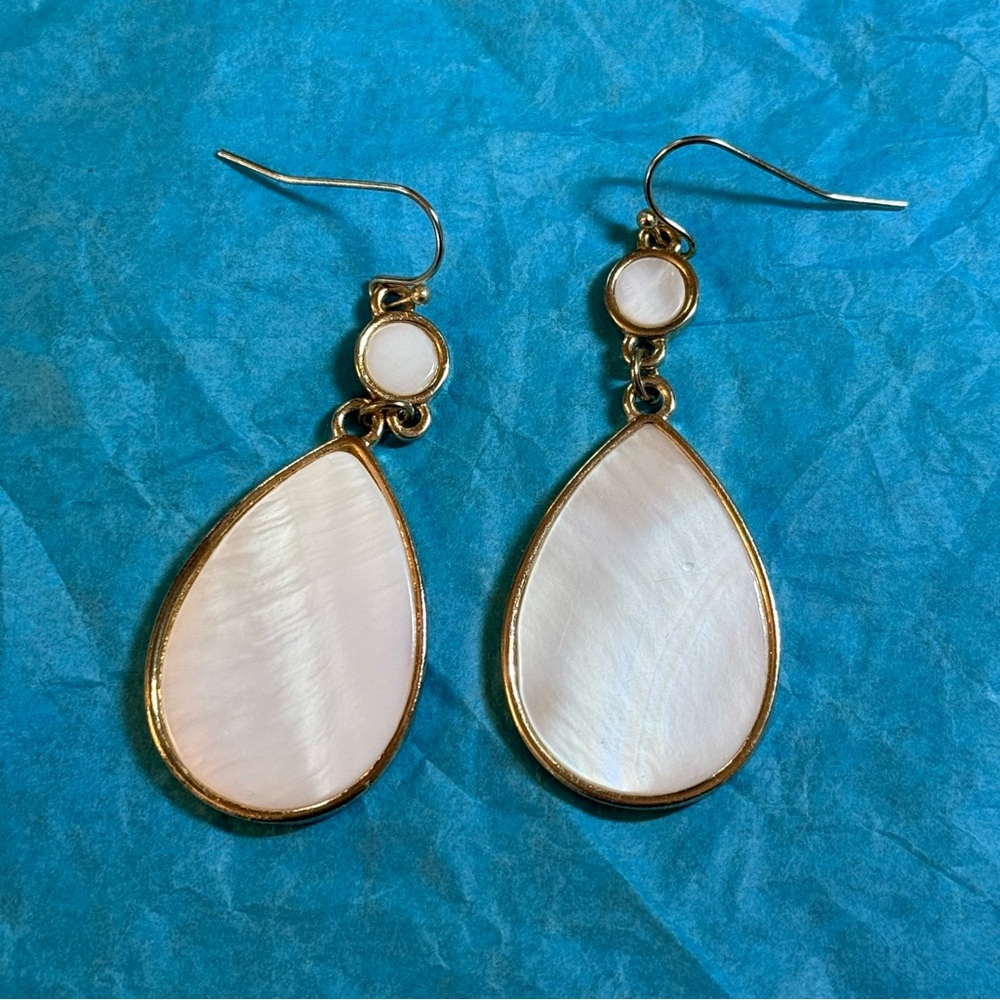 Pretty vintage gold tone mother of pearl drop earrings